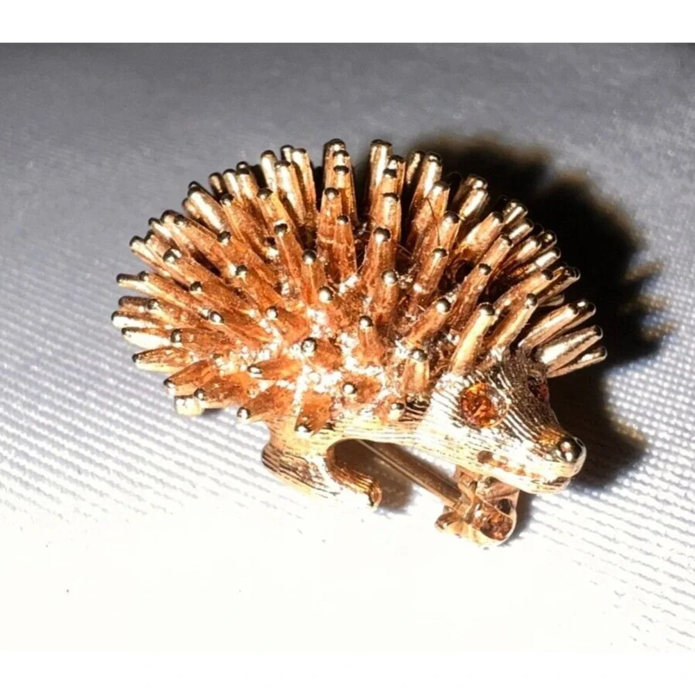 Vintage Sarah Coventry Gold Tone Hedgehog Brooch Pin Amber Rhinestone Eyes